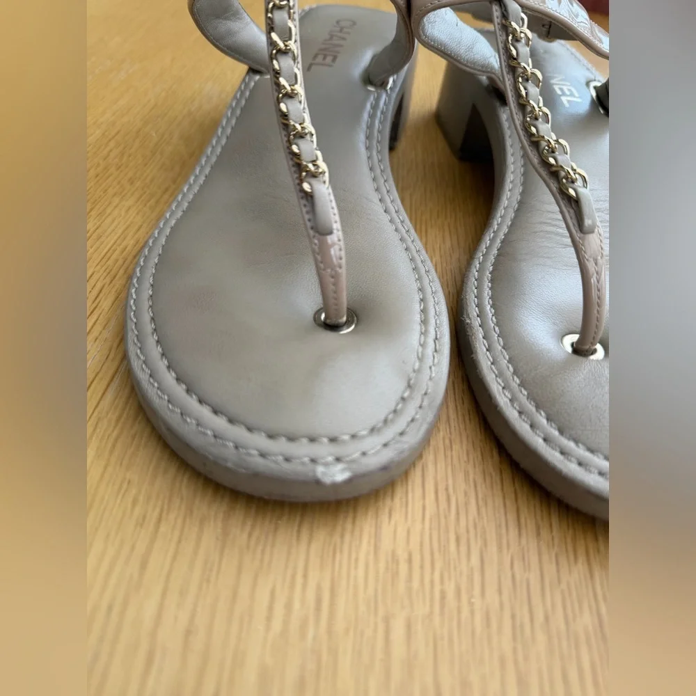 Chanel Patent Leather Thong Sandals – Size 40 - Picture 11 of 13